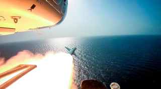 Ιράν: Πύραυλοι και drones σε κάθε Αμερικανικό πλοίο - Τραμπ: «Πάρτε τώρα τις νάρκες από το Ορμούζ»