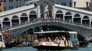 Σκάφος εμβόλισε γόνδολες μέσα σε κανάλι της Βενετίας - Στο νερό οι επιβάτες