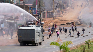 Ο πρόεδρος της Κένυας ζητά από την αστυνομία να πυροβολεί στα πόδια τους διαδηλωτές που βιαιοπραγούν