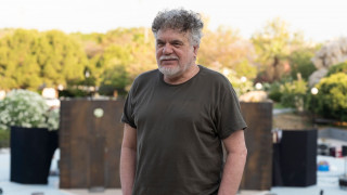 Ο Γιάννης Κακλέας «Επί Σκηνής»: Οι περισσότεροι είμαστε υπηρέτες πολλών αφεντάδων - και το ξέρουμε