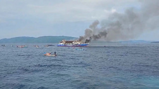 Ινδονησία: Σκηνές αλλοφροσύνης σε φέρι μποτ που τυλίχθηκε στις φλόγες - Τρεις νεκροί