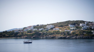 Ασβεστωμένα γραφικά σπίτια, βουκαμβίλιες, χρυσαφί αμμουδιές: Ασυναγώνιστη η μαγεία της Άνδρου