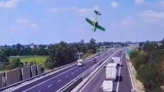 Ιταλία: Διθέσιο αεροσκάφος συνετρίβη σε αυτοκινητόδρομο - Νεκροί οι δυο επιβαίνοντες