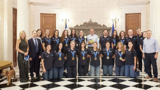 Ο Κυριάκος Μητσοτάκης υποδέχτηκε τη «χρυσή» Εθνική ομάδα πόλο γυναικών στο Μαξίμου