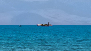 Σε εξέλιξη η επιχείρηση ρυμούλκησης του αεροσκάφους που προσθαλασσώθηκε στον Κορινθιακό