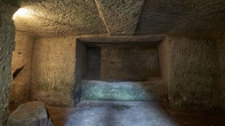 Αρχαιολόγοι άνοιξαν τάφο 2.600 ετών - Τέσσερα λείψανα ανθρώπων «ξεθάφτηκαν» άθικτα