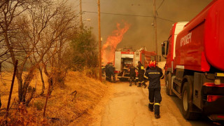 Καίγονται σπίτια στο Κρυονέρι Αττικής - Ανεξέλεγκτο το μέτωπο της φωτιάς