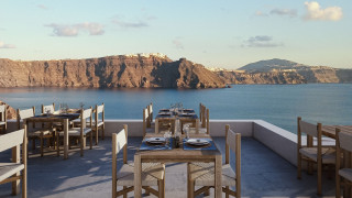 Fine dining και αστέρια Michelin συναντούν την αυθεντική ελληνική κουζίνα με φόντο το ηφαίστειο