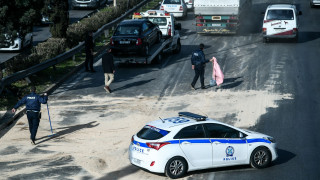 Λάρισα: Νταλίκα εξετράπη της πορείας της και «προσγειώθηκε» στον παράδρομο της εθνικής οδού