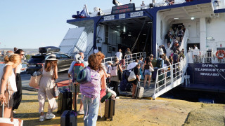 Μαζική φυγή των αδειούχων του Αυγούστου - Γεμάτα φεύγουν τα πλοία, «φορτώνουν» οι εθνικές οδοί