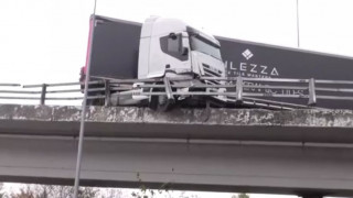 Νταλίκα στη Θεσσαλονίκη... αιωρείται σε γέφυρα μετά από πρόσκρουση σε κιγκλιδώματα - Σώος ο οδηγός