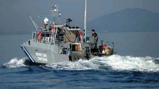 Έπεσε σε ξέρα φέρι μποτ στα Νέα Στύρα - Έχει πάρει κλίση και εκκενώνεται
