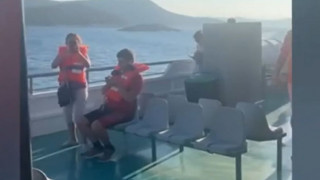 Νέο βίντεο ντοκουμέντο μέσα από το πλοίο στα Στύρα - Οι επιβάτες με σωσίβια που πήραν μόνοι τους