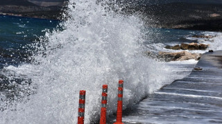 Σε ισχύ μέχρι τη 1 τα ξημερώματα το δελτίο θυελλωδών ανέμων - Παραμένει το απαγορευτικό απόπλου