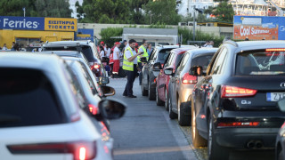 Πειραιάς: Μεγαλώνουν οι ουρές μπροστά σε κλειστούς καταπέλτες - Δεμένα πλοία λόγω θυελλωδών ανέμων