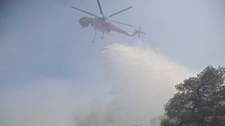 Υπό μερικό έλεγχο η φωτιά στον Κουβαρά Αττικής - Δεν κινδύνευσαν σπίτια