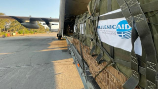 Καρέ - καρέ η επιχείρηση της Πολεμικής Αεροπορίας με τις ρίψεις 8,5 τόνων τροφίμων στη Γάζα
