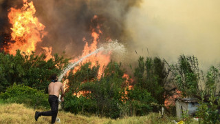Πυκνοί καπνοί, φλόγες που «καταπίνουν» χιλιάδες στρέμματα: Απόκοσμες εικόνες από τα πύρινα μέτωπα