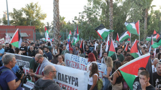 Συγκέντρωση στο λιμάνι του Πειραιά για την άφιξη κρουαζιερόπλοιου με Ισραηλινούς