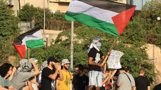 Συγκέντρωση στο λιμάνι του Πειραιά για την άφιξη κρουαζιερόπλοιου με Ισραηλινούς