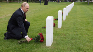 Ο Πούτιν κατέθεσε λουλούδια στους τάφους Σοβιετικών που σκοτώθηκαν στον Β' ΠΠ στην Αλάσκα