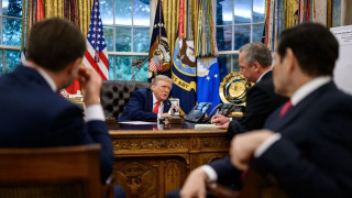 «Κι όμως, ο Ρώσος πρόεδρος ήταν παρών»: Η στιγμή που ο Τραμπ τηλεφωνεί στον Πούτιν