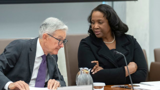 Η κυβερνήτρια της Fed Λίζα Κουκ μηνύει τον Ντόναλντ Τραμπ - Η απειλή της απόλυσης
