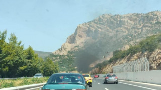 Όχημα παραδόθηκε στις φλόγες στην Εθνική Οδό Κορίνθου - Τρίπολης