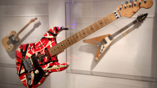 Σε δημοπρασία του Sotheby's θα πωληθεί η κιθάρα του Έντι Βαν Άλεν έναντι 2 εκ. δολαρίων