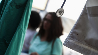 Στη ΜΕΘ 69χρονη που δέχθηκε επίθεση από 38χρονο ενώ τάιζε γάτες στη Γλυφάδα