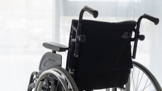 Οδηγός παρέσυρε και εγκατέλειψε ηλικιωμένο που κινούνταν με αναπηρικό αμαξίδιο