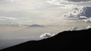 «Everyman’s Mountain»: Το Κιλιμάντζαρο μέσα από τον φωτογραφικό φακό του Omar Al Gurg
