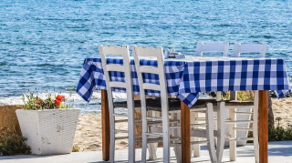 Νησιά: Με φαγητό «στο χέρι» και από το σούπερ μάρκετ οι τουρίστες - Πτώση για την εστίαση