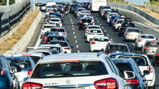 Eπιστροφή αδειούχων και τελευταίο «κύμα» εξόδου: «Ουρές» σε λιμάνια και εθνικές οδούς λόγω κίνησης