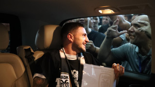 Παροξυσμός από χιλιάδες φιλάθλους του ΠΑΟΚ κατά την άφιξη του Χρήστου Ζαφείρη