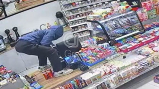 Βίντεο ντοκουμέντα με τη δράση 24χρονου που «ξάφριζε» μίνι μάρκετ στη Νέα Σμύρνη