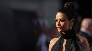 Η χιουμοριστική αποκάλυψη της Κάθριν Ζέτα Τζόουνς: «Το κάμπινγκ είναι μόνο για την Morticia Addams»