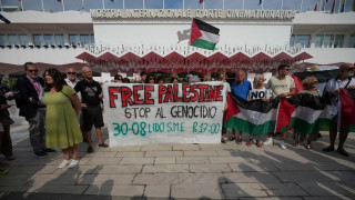 Διαδηλωτές ξεδίπλωσαν πανό για τη Γάζα πριν την έναρξη του κινηματογραφικού φεστιβάλ της Βενετίας