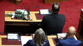 Βουλή: Ενός λεπτού σιγή για τον Απόστολο Βεσυρόπουλο - Ορκίστηκε η Στέλλα Αραμπατζή