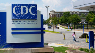 Ο Τραμπ απέπεμψε την διευθύντρια των Κέντρων Ελέγχου Λοιμώξεων - Λίγο μετά την τοποθέτησή της