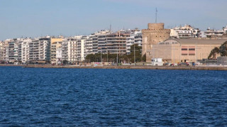 Θεσσαλονίκη: Ηλικιωμένος έπεσε στον Θερμαϊκό – Βίντεο με τη διάσωση του