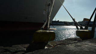 Αυτοκίνητο έπεσε στο λιμάνι του Πειραιά - Κατάφερε να βγει ο επιβάτης