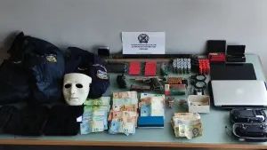 Συνελήφθη 38χρονος για πυροβόλο όπλο, κροτίδες και ναρκωτικά στον Πειραιά