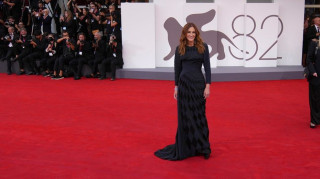 Έξι λεπτά ασταμάτητου χειροκροτήματος για την Τζούλια Ρόμπερτς στην πρεμιέρα του «After the Hunt»