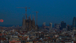 Ισπανία: Ακτιβίστριες υπέρ του κλίματος έριξαν κόκκινη μπογιά στην πρόσοψη της Σαγράδα Φαμίλια