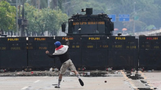 Διαδηλωτές τρέπουν σε φυγή αστυνομικούς στην Ινδονησία πετώντας φρούτα και λαχανικά