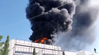 Μαύροι καπνοί από τη φωτιά στην Παλλήνη - Καίγεται η στέγη του Μουσικού σχολείου