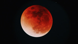 Όταν το Φεγγάρι του Καλαμποκιού «βάφεται κόκκινο»: Πότε θα δούμε την έκλειψη του Σεπτεμβρίου