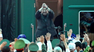 Ο Κιμ Γιονγκ Ουν έφτασε σιδηροδρομικώς στο Πεκίνο συνοδευόμενος από την κόρη του