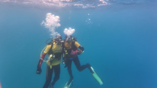 Έμπειροι δύτες του Ελληνικού Ερυθρού Σταυρού στον υποθαλάσσιο καθαρισμό του λιμένα Αιγίου